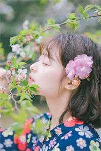 李柳单手撑着脑袋